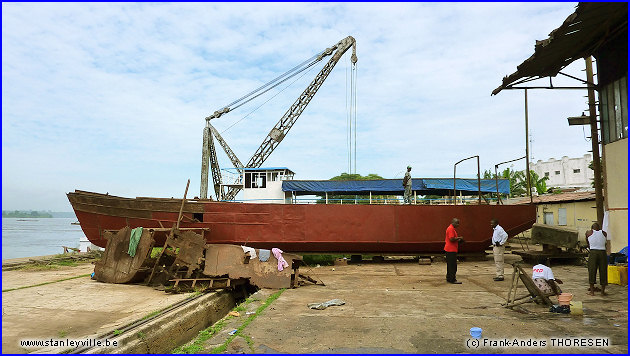 Bateau en construction au port de Kisangani
