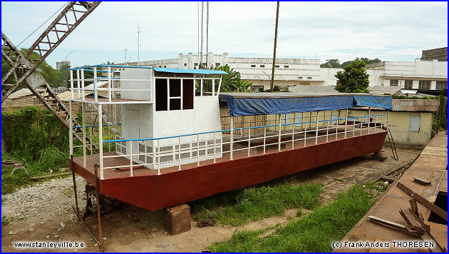 Bateau en construction au port de Kisangani