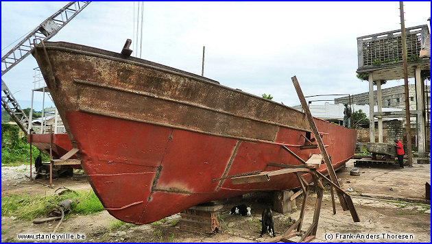 Bateau en construction à Kisangani