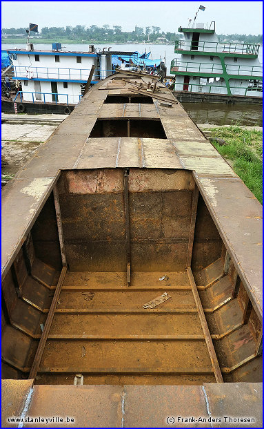 Bateau en construction à Kisangani