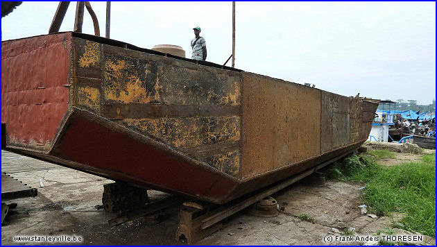 Bateau en construction au port de Kisangani