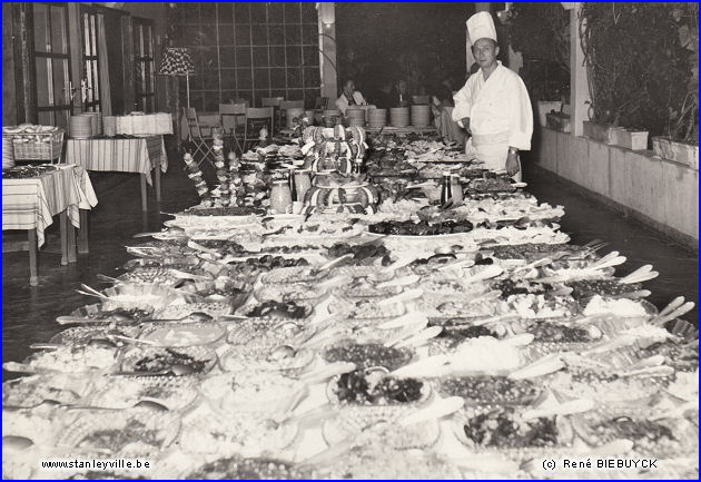 Buffet du réveillon à l'Hôtel Stanley de Stanleyville