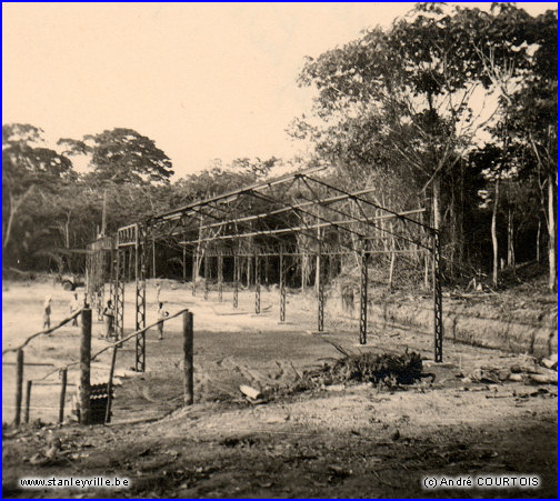 Camp Lindi hangar en construction