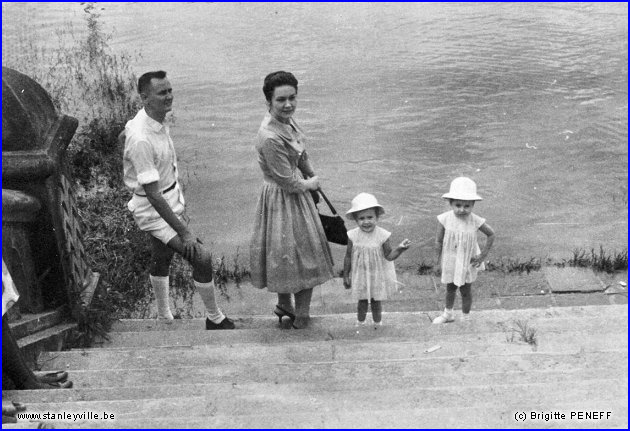 Crue devant la cathédrale de Stanleyville en 1961