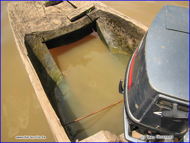 Pirogue à moteur à Kisangani