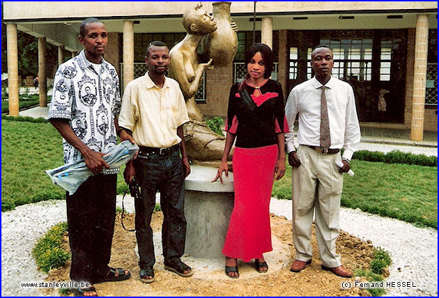 Groupe devant la statue de la Place de Saïo à Kisangani