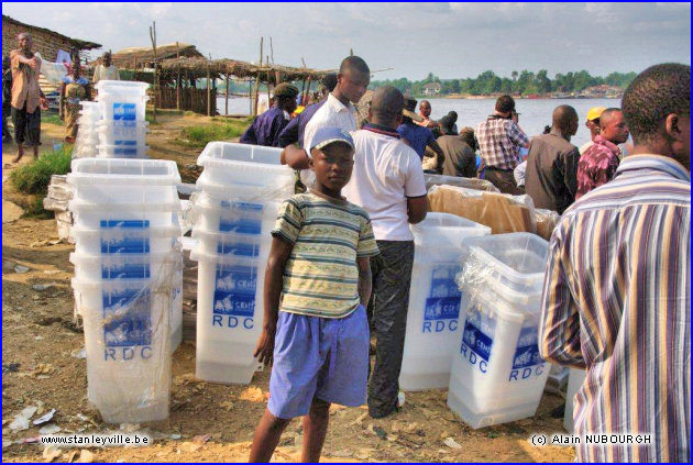 Urnes au bord du fleuve Congo